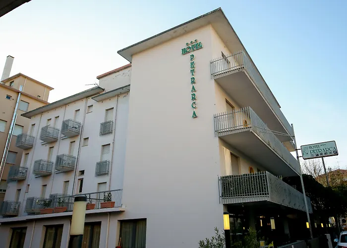 Petrarca Hotell 3*